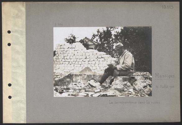 Soldat écrivant au milieu des ruines du village de Massiges