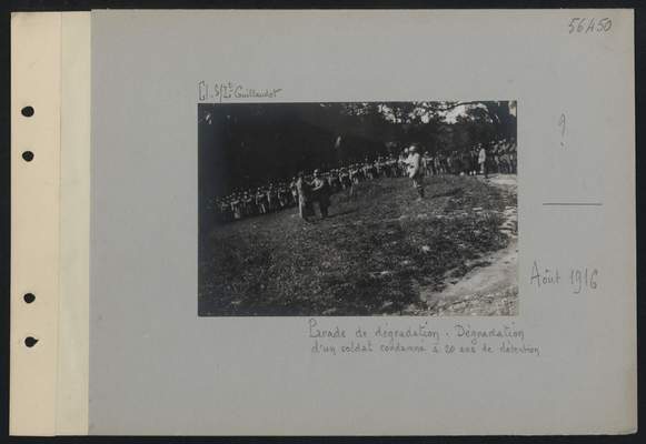 Août 1916. Parade de dégradation.