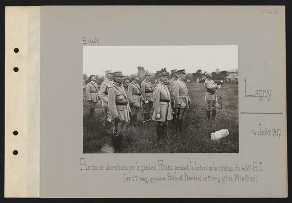 14 juillet 1917. Remise de décorations par le général Pétain